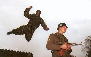 Спецназовец прыгает на солдата: пустой шаблон мема