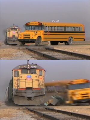 Поезд врезается в школьный автобус: пустой шаблон мема