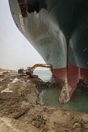 Экскаватор выкапывает судно из Суэцкого канала: пустой шаблон мема